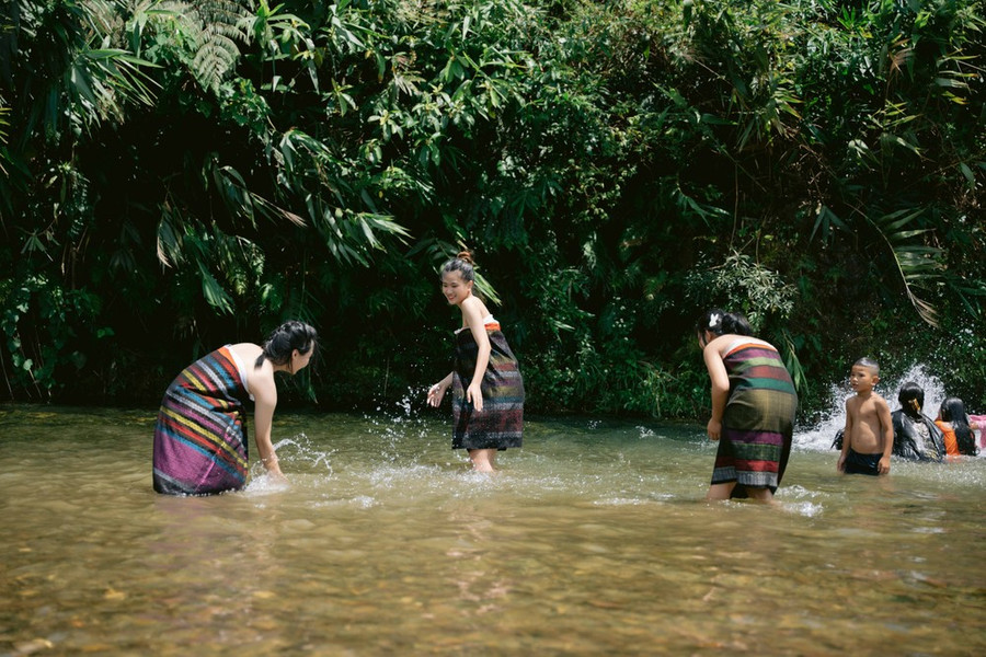 Tắm suối là nét văn hóa bản địa Vân Kiều ở Kim Thủy, Lệ Thủy, Quảng Bình. Ảnh: MINH PHONG