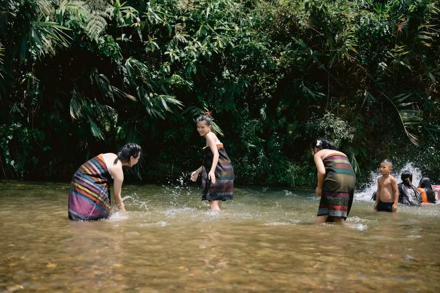 Tắm suối là nét văn hóa bản địa Vân Kiều ở Kim Thủy, Lệ Thủy, Quảng Bình. Ảnh: MINH PHONG Tắm suối là nét văn hóa bản địa Vân Kiều ở Kim Thủy, Lệ Thủy, Quảng Bình. Ảnh: MINH PHONG