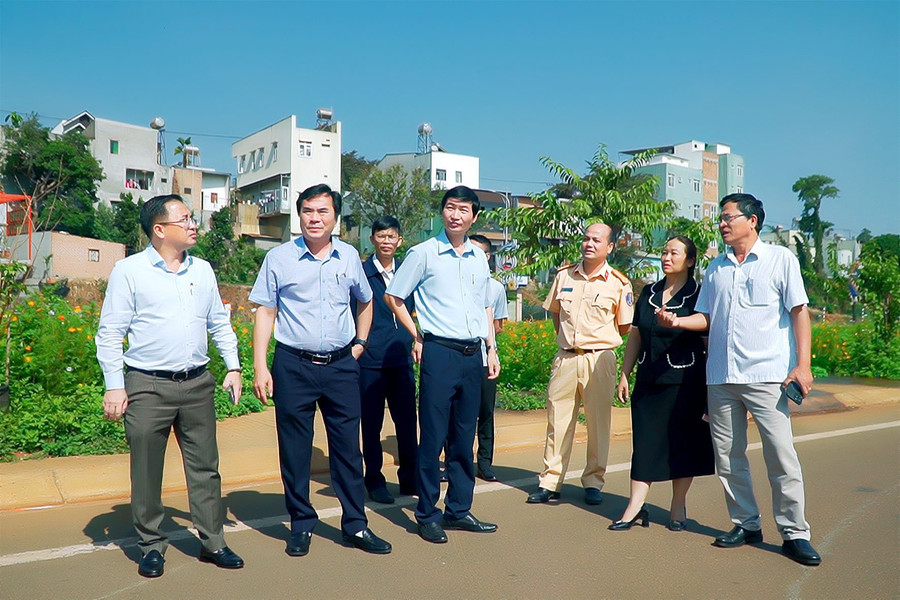Lãnh đạo UBND TP. Pleiku kiểm tra đường chạy trước ngày khai mạc. Ảnh: Đ.T