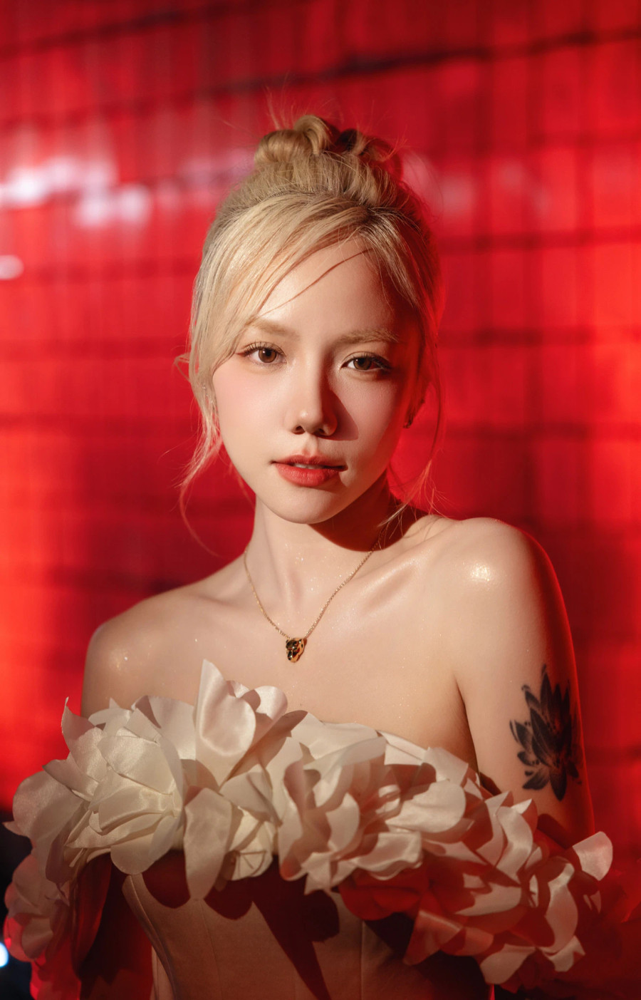 Phương Ly khoe dáng với thiết kế đầm đuôi cá tông trắng, kết hợp phần cúp ngực cách điệu đính hoa. Nhan sắc trẻ trung của nữ ca sĩ khiến nhiều người ngưỡng mộ. Gần đây, Phương Ly vướng tin đồn hẹn hò với một rapper