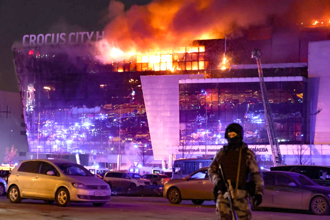 Nhà hát Crocus City Hall bốc cháy sau vụ xả súng tối 22-3. Ảnh: Zumapress.com Nhà hát Crocus City Hall bốc cháy sau vụ xả súng tối 22-3. Ảnh: Zumapress.com