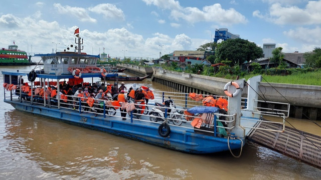 Bến đò Phước Khánh ở mũi Nhà Bè Bến đò Phước Khánh ở mũi Nhà Bè