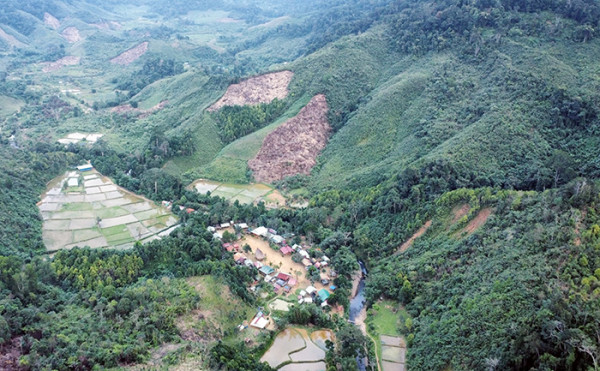 Aur là ngôi làng thiên đường nằm biệt lập giữa vùng mây trắng.