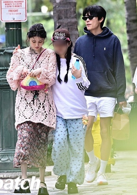 Han So Hee mất 100.000 người theo dõi, bị đối tác cắt hợp đồng sau khi lộ tin hẹn hò với Ryu Jun Yeol. Han So Hee mất 100.000 người theo dõi, bị đối tác cắt hợp đồng sau khi lộ tin hẹn hò với Ryu Jun Yeol.