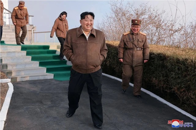 Ông Kim Jong-un tham dự vụ thử nghiệm động cơ nhiên liệu rắn cho loại tên lửa bội siêu thanh tầm trung mới hôm 19.3. Ảnh: REUTERS