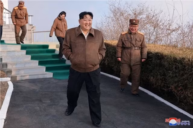 Ông Kim Jong-un tham dự vụ thử nghiệm động cơ nhiên liệu rắn cho loại tên lửa bội siêu thanh tầm trung mới hôm 19.3. Ảnh: REUTERS