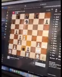 Màn hình máy tính thể hiện cuộc chơi cờ của người được cấy chip não.