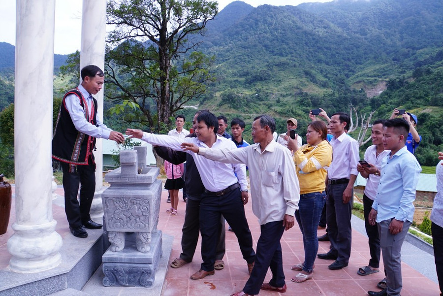 Lễ cúng Thần sâm trên núi Ngọc Linh tại xã Trà Linh (huyện Nam Trà My, tỉnh Quảng Nam) đang được chính quyền địa phương quan tâm quảng bá phục vụ khách du lịch. Ảnh: MINH HUY