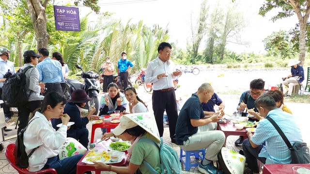 Dừng chân trên đường Giáng hương thưởng thức bánh xèo tép bạc Dừng chân trên đường Giáng hương thưởng thức bánh xèo tép bạc