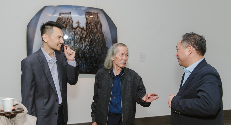 Chủ tịch Hội Mỹ thuật Việt Nam họa sĩ Lương Xuân Đoàn (giữa) đánh giá cuộc thi này đem tới cho các nghệ sĩ Việt thể hiện góc nhìn mới về mỹ thuật đương đại. Đây là cơ hội được xuất hiện và công nhận trên thị trường nghệ thuật quốc tế, mang lại giá trị lớn hơn cho nền mỹ thuật Việt Nam.