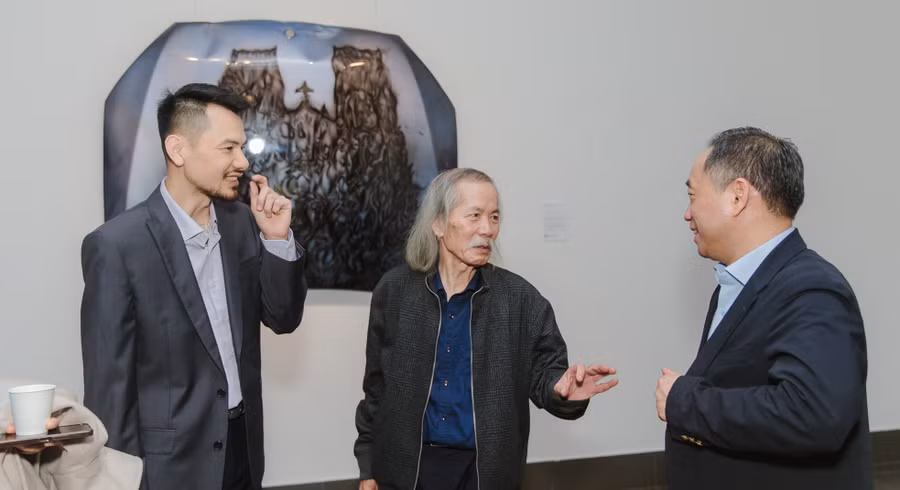 Chủ tịch Hội Mỹ thuật Việt Nam họa sĩ Lương Xuân Đoàn (giữa) đánh giá cuộc thi này đem tới cho các nghệ sĩ Việt thể hiện góc nhìn mới về mỹ thuật đương đại. Đây là cơ hội được xuất hiện và công nhận trên thị trường nghệ thuật quốc tế, mang lại giá trị lớn hơn cho nền mỹ thuật Việt Nam. Chủ tịch Hội Mỹ thuật Việt Nam họa sĩ Lương Xuân Đoàn (giữa) đánh giá cuộc thi này đem tới cho các nghệ sĩ Việt thể hiện góc nhìn mới về mỹ thuật đương đại. Đây là cơ hội được xuất hiện và công nhận trên thị trường nghệ thuật quốc tế, mang lại giá trị lớn hơn cho nền mỹ thuật Việt Nam.