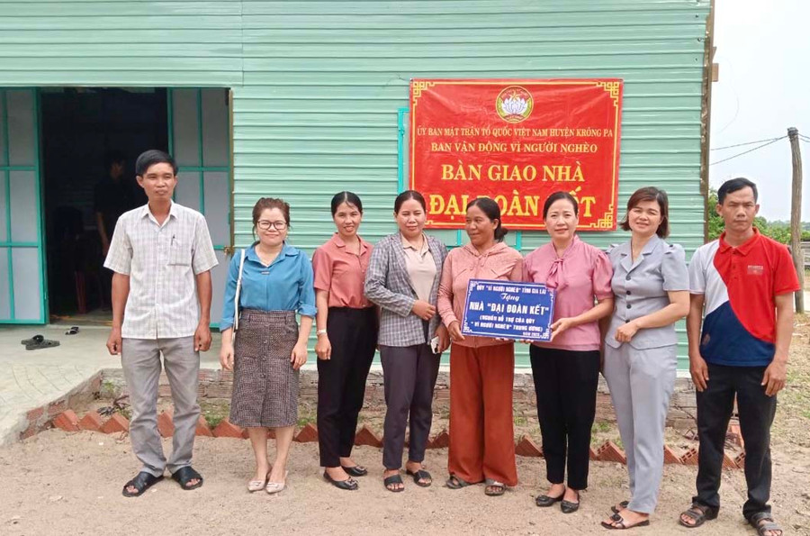 Quỹ &quot;Vì người nghèo&quot; của huyện Krông Pa hỗ trợ gia đình chị Ksor H’Miơn (buôn Ngol, xã Uar) xây dựng nhà ở. Ảnh: M.P