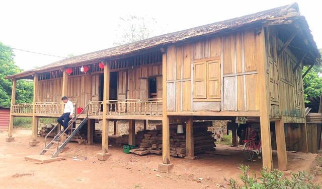 Ngôi nhà dài truyền thống được làm bằng gỗ giáng hương của gia đình ông Hồ Văn Ép Ngôi nhà dài truyền thống được làm bằng gỗ giáng hương của gia đình ông Hồ Văn Ép