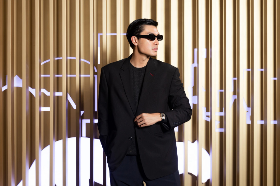Người mẫu Quang Đại diện bộ suite đen kèm mắt kính cá tính. Anh bày tỏ sự thích thú khi được góp mặt tại sự kiện lần này