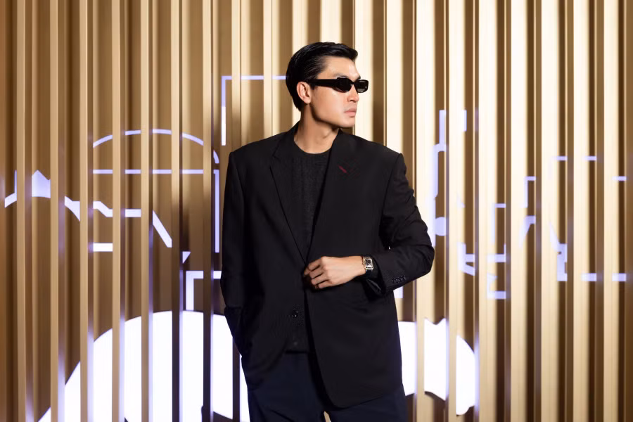 Người mẫu Quang Đại diện bộ suite đen kèm mắt kính cá tính. Anh bày tỏ sự thích thú khi được góp mặt tại sự kiện lần này