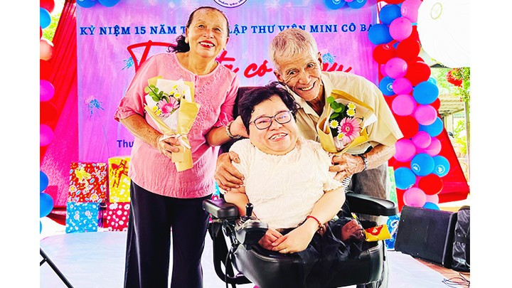 Chị Thảo cùng ba mẹ tại lễ kỷ niệm 15 năm ngày thành lập Thư viện mini cô Ba.