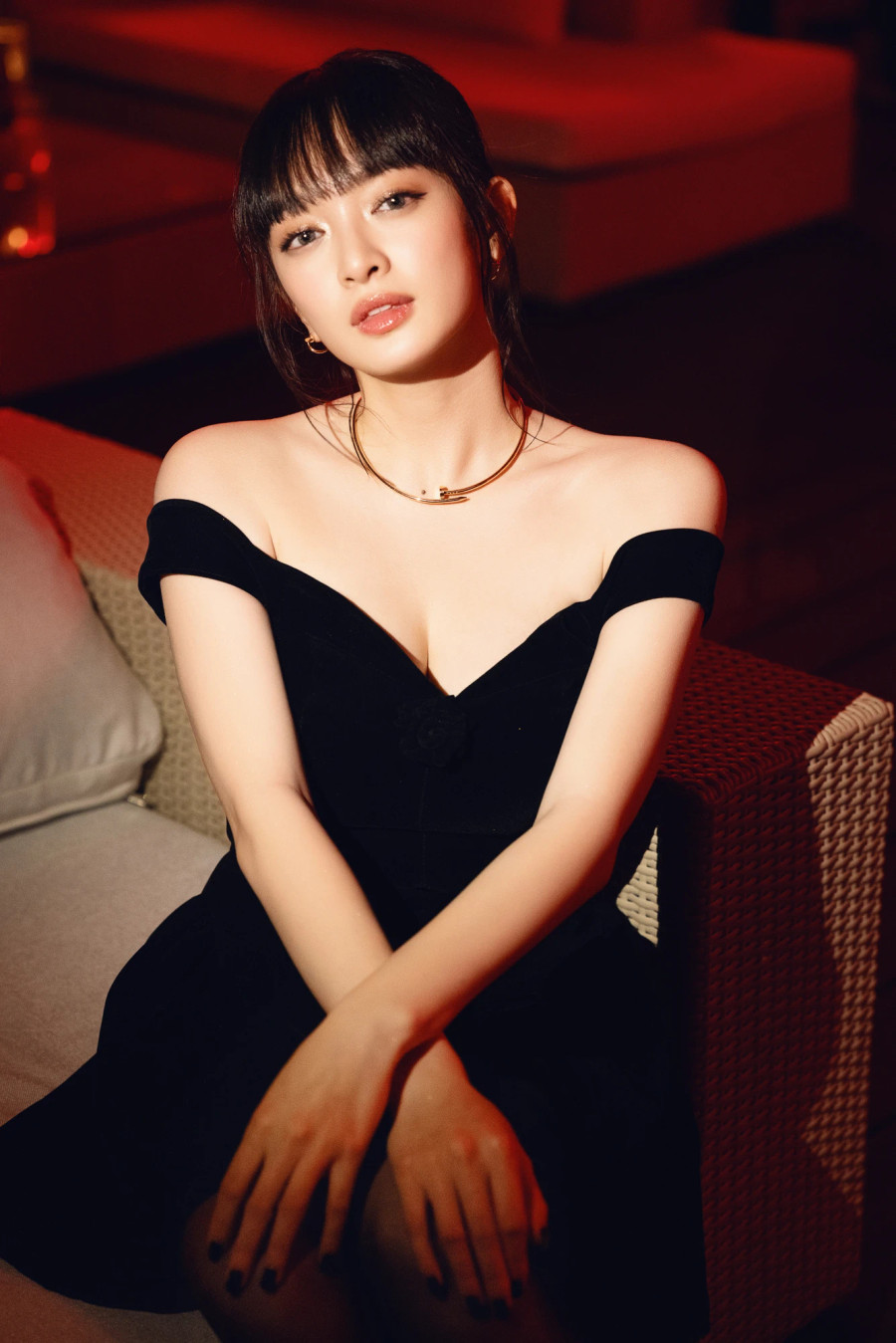 Chiếc váy trễ vai giúp Kaity Nguyễn tôn lên nhan sắc quyến rũ. Nữ diễn viên biết cách tạo điểm nhấn bằng chiếc vòng cổ độc đáo. Nhiều khán giả mong chờ sự trở lại của người đẹp 9X trong lĩnh vực điện ảnh