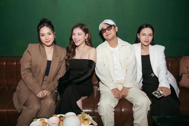 Thùy Chi, Myra Trần đến chúc mừng Nguyễn Hồng Nhung ra mắt sản phẩm mới. Nguyên Hà (bìa phải) còn ngẫu hứng song ca cùng đàn chị trong ca khúc Xin lỗi Thùy Chi, Myra Trần đến chúc mừng Nguyễn Hồng Nhung ra mắt sản phẩm mới. Nguyên Hà (bìa phải) còn ngẫu hứng song ca cùng đàn chị trong ca khúc Xin lỗi