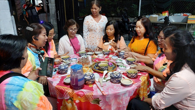 Chị Kim Lan mời khách dùng món cháo cối Chị Kim Lan mời khách dùng món cháo cối