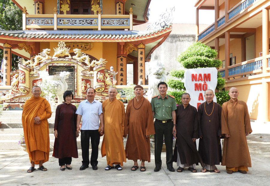 Phó Bí thư Tỉnh ủy Rah Lan Chung (thứ 3 từ trái sang) và đoàn công tác của tỉnh chụp hình lưu niệm với các vị chức sắc trong Ban Trị sự Giáo hội Phật giáo Việt Nam tỉnh. Ảnh: Thanh Nhật