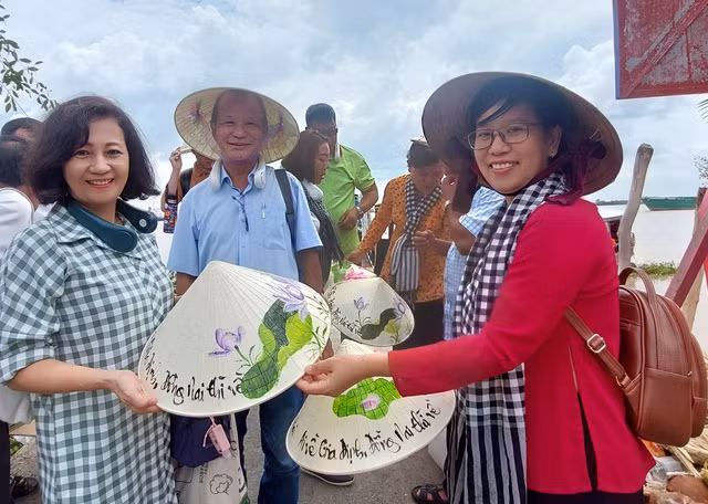 Đón khách ở bến đò Hiệp Phước