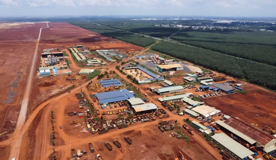 Khu lán trại, tập kết máy móc, phương tiện phục vụ san nền sân bay Long Thành. (Ảnh: TTXVN phát)