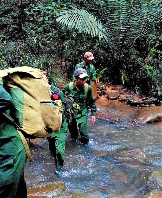 Mỗi lần tuần tra, kiểm lâm phải gùi lương thực đi cả tuần mới về