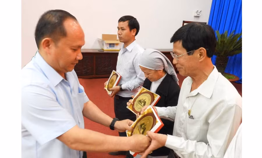 Phó Bí thư Tỉnh ủy Rah Lan Chung trao tặng biểu trưng tỉnh Gia Lai cho các chức sắc, chức việc tiêu biểu đại diện các tôn giáo. Ảnh: T.N