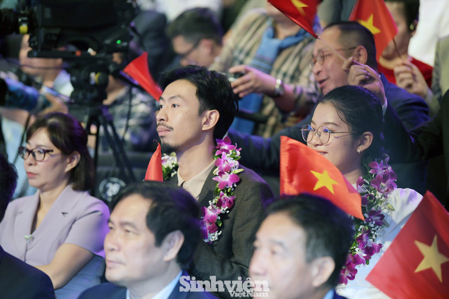 Rapper Đen có độ phủ sóng rộng khắp không kém bất cứ ngôi sao nhạc pop nào. Ảnh: Dương Triều. Rapper Đen có độ phủ sóng rộng khắp không kém bất cứ ngôi sao nhạc pop nào. Ảnh: Dương Triều.