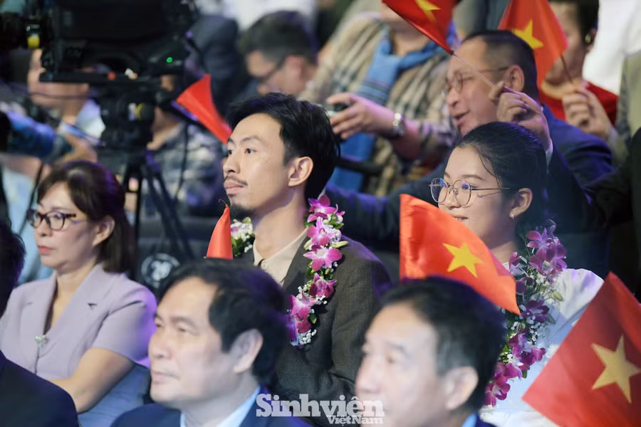 Rapper Đen có độ phủ sóng rộng khắp không kém bất cứ ngôi sao nhạc pop nào. Ảnh: Dương Triều.