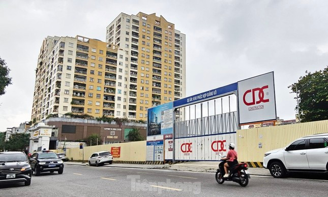 Dự án Khu phức hợp Giảng Võ nằm &quot;đắp chiếu&quot; nhiều năm bên hồ Giảng Võ (quận Ba Đình) được UBND TP Hà Nội đưa vào kế hoạch sử dụng đất năm 2024.