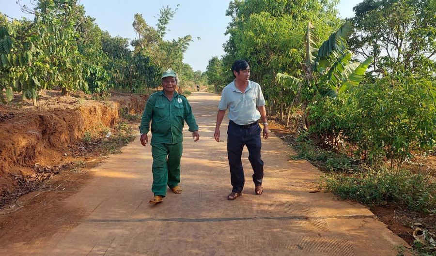Ông Lich (bên trái) cùng người dân thong thả trên đường ra cánh đồng Ia Bua. Ảnh: N.D Ông Lich (bên trái) cùng người dân thong thả trên đường ra cánh đồng Ia Bua. Ảnh: N.D