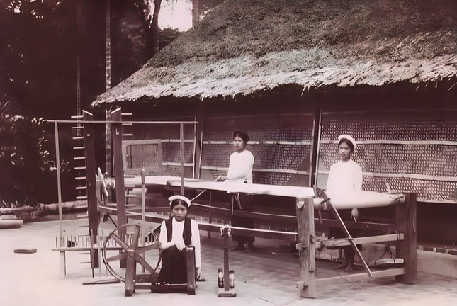 Bức ảnh hiếm hoi về xưởng quay sợi ở làng Đông Thái (ảnh tư liệu trích từ sách Thành cổ Hà Tĩnh)