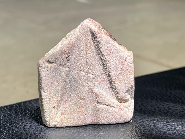 Khuôn đúc mũi tên đồng hình cánh én. Khuôn đúc mũi tên đồng hình cánh én.