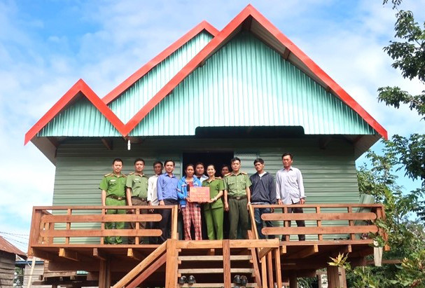 Công an thị xã Ayun Pa bàn giao nhà tình nghĩa cho gia đình chị Nay H&apos;&apos;Muyn ở bôn Hoang 2, xã Ia Sao. Ảnh: Công an thị xã cung cấp