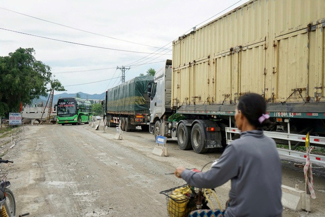 Việc thi công nâng cấp QL19 ì ạch đã gây ra không ít bất cập cho người dân Việc thi công nâng cấp QL19 ì ạch đã gây ra không ít bất cập cho người dân