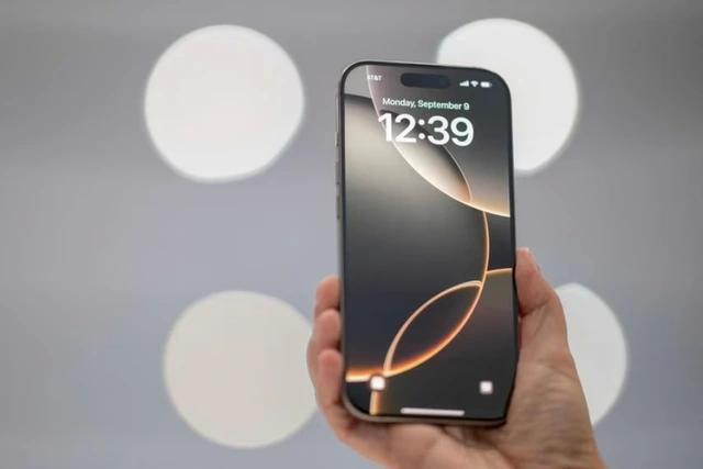 Có cùng RAM 8 GB như bản tiêu chuẩn khiến người dùng khó chịu với iPhone 16 Pro