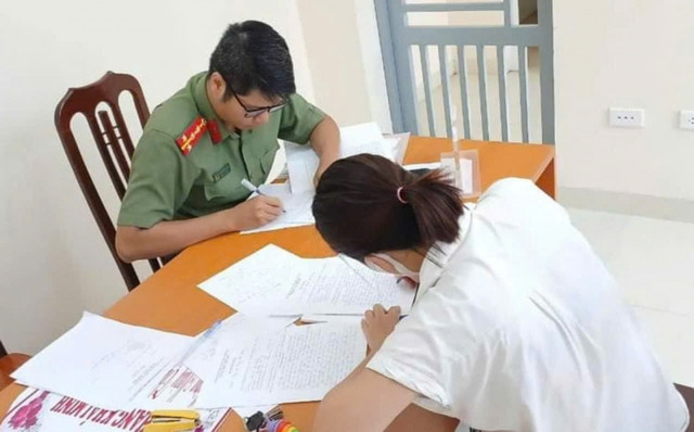 Chị P. tại cơ quan Công an. Ảnh: Công huyện Đan Phượng Chị P. tại cơ quan Công an. Ảnh: Công huyện Đan Phượng