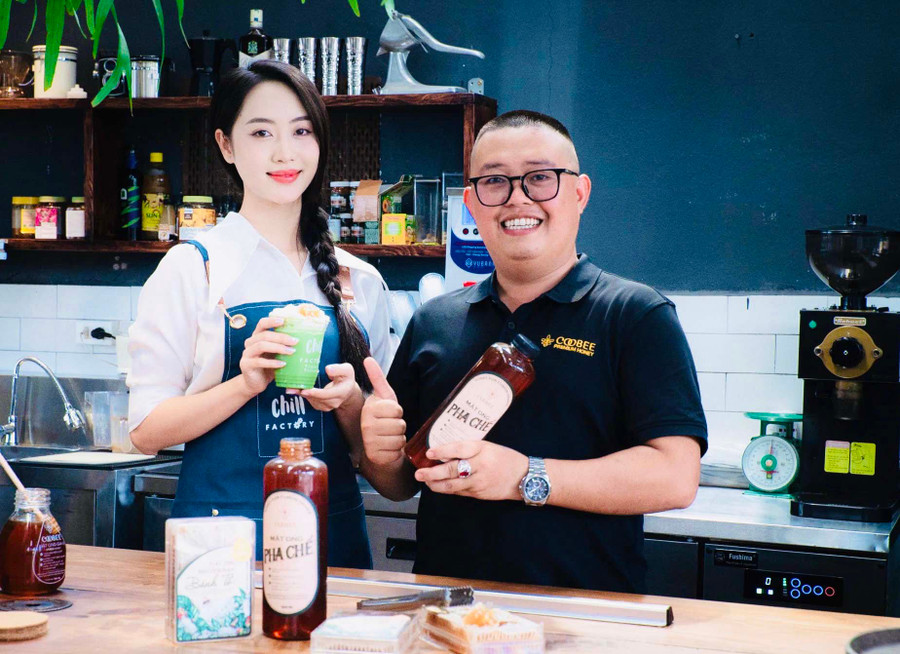 Ông Đàm Quang Huy-Giám đốc kinh doanh Công ty TNHH Coobee Việt Nam chú trọng đầu tư vào khoa học-công nghệ theo hướng chuyên nghiệp đối với sản phẩm mật ong hoa cà phê (ảnh đơn vị cung cấp). Ông Đàm Quang Huy-Giám đốc kinh doanh Công ty TNHH Coobee Việt Nam chú trọng đầu tư vào khoa học-công nghệ theo hướng chuyên nghiệp đối với sản phẩm mật ong hoa cà phê (ảnh đơn vị cung cấp).