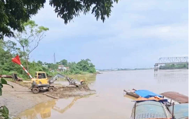 Các lực lượng chức năng đang dọn dẹp nơi lắp đặt cầu phao sáng 13-9. Ảnh: Người dân cung cấp