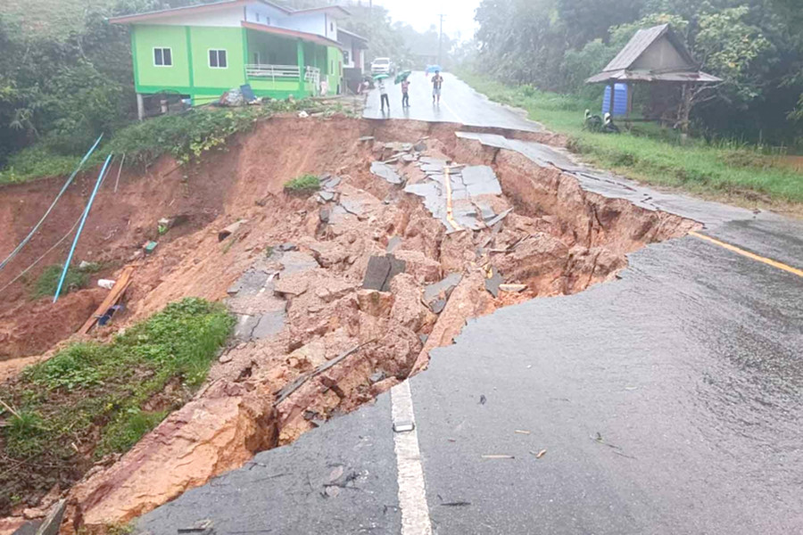 Một tuyến đường bị sạt lở do mưa bão ở Thái Lan. Ảnh: Bangkok Post Một tuyến đường bị sạt lở do mưa bão ở Thái Lan. Ảnh: Bangkok Post