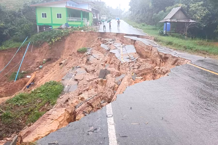 Một tuyến đường bị sạt lở do mưa bão ở Thái Lan. Ảnh: Bangkok Post