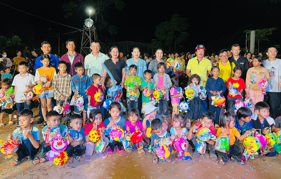 Các cơ quan, đơn vị đã chung tay góp sức để thiếu nhi trên địa bàn tỉnh, đặc biệt là trẻ em nghèo có một mùa Trung thu ý nghĩa, vẹn tròn tình yêu thương. Ảnh: P.L