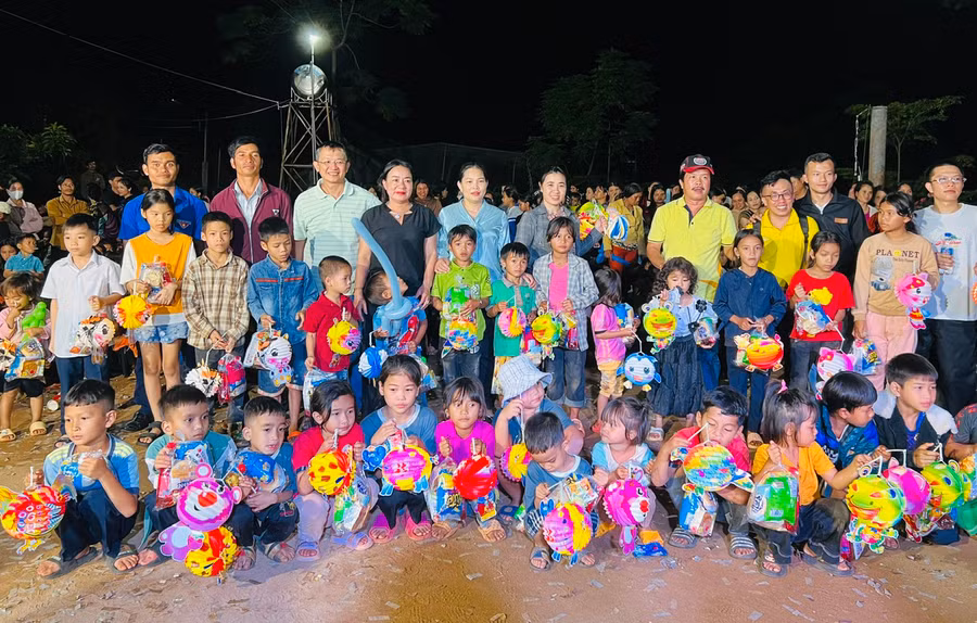 Các cơ quan, đơn vị đã chung tay góp sức để thiếu nhi trên địa bàn tỉnh, đặc biệt là trẻ em nghèo có một mùa Trung thu ý nghĩa, vẹn tròn tình yêu thương. Ảnh: P.L