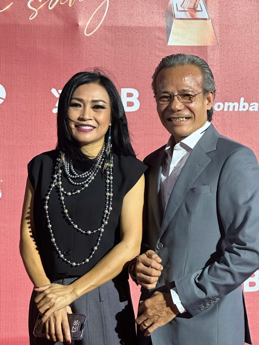 Ca sĩ Phương Thanh diện vòng cổ cầu kỳ, phối cùng trang phục đơn giản trên thảm đỏ. Ca sĩ Phương Thanh diện vòng cổ cầu kỳ, phối cùng trang phục đơn giản trên thảm đỏ.