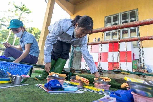Cô giáo mầm non ngậm ngùi gom di vật của học trò ở Làng Nủ đã thiệt mạng và mất tích