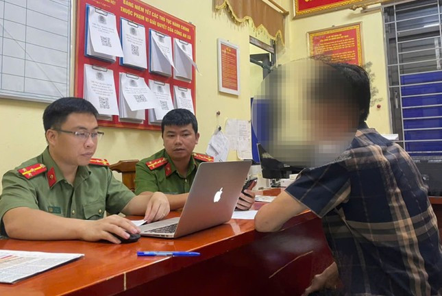 Cơ quan Công an làm việc với người đưa tin sai sự thật về vỡ đê. Ảnh nguồn TPO Cơ quan Công an làm việc với người đưa tin sai sự thật về vỡ đê. Ảnh nguồn TPO