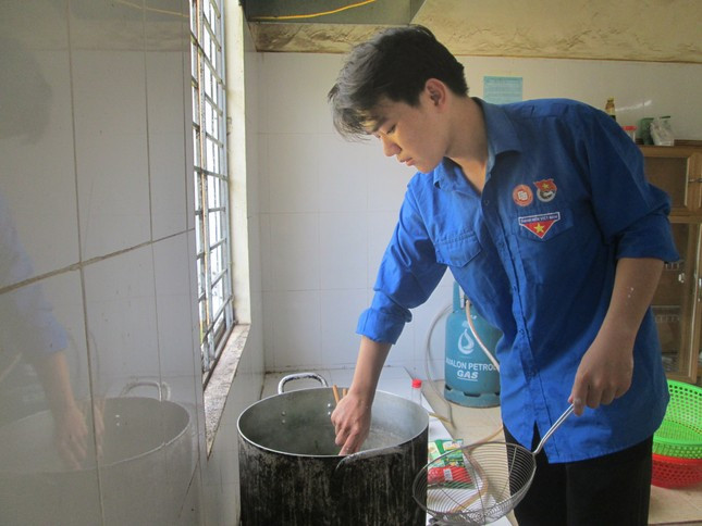 Bạn Nguyễn Minh Trung Hiếu - “bếp trưởng” làm nên những bữa ăn ấm áp giữa mùa chiến dịch. Ảnh: Châu Linh Bạn Nguyễn Minh Trung Hiếu - “bếp trưởng” làm nên những bữa ăn ấm áp giữa mùa chiến dịch. Ảnh: Châu Linh