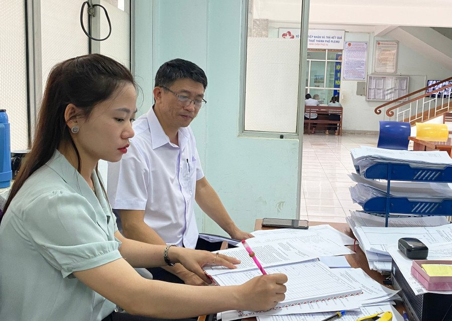 Các hồ sơ liên quan đến đất đai được cơ quan thuế tiếp nhận, giải quyết theo thời gian quy định. Ảnh: S.C