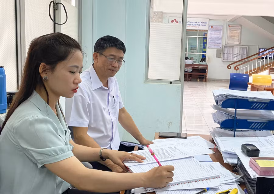 Các hồ sơ liên quan đến đất đai được cơ quan thuế tiếp nhận, giải quyết theo thời gian quy định. Ảnh: S.C Các hồ sơ liên quan đến đất đai được cơ quan thuế tiếp nhận, giải quyết theo thời gian quy định. Ảnh: S.C